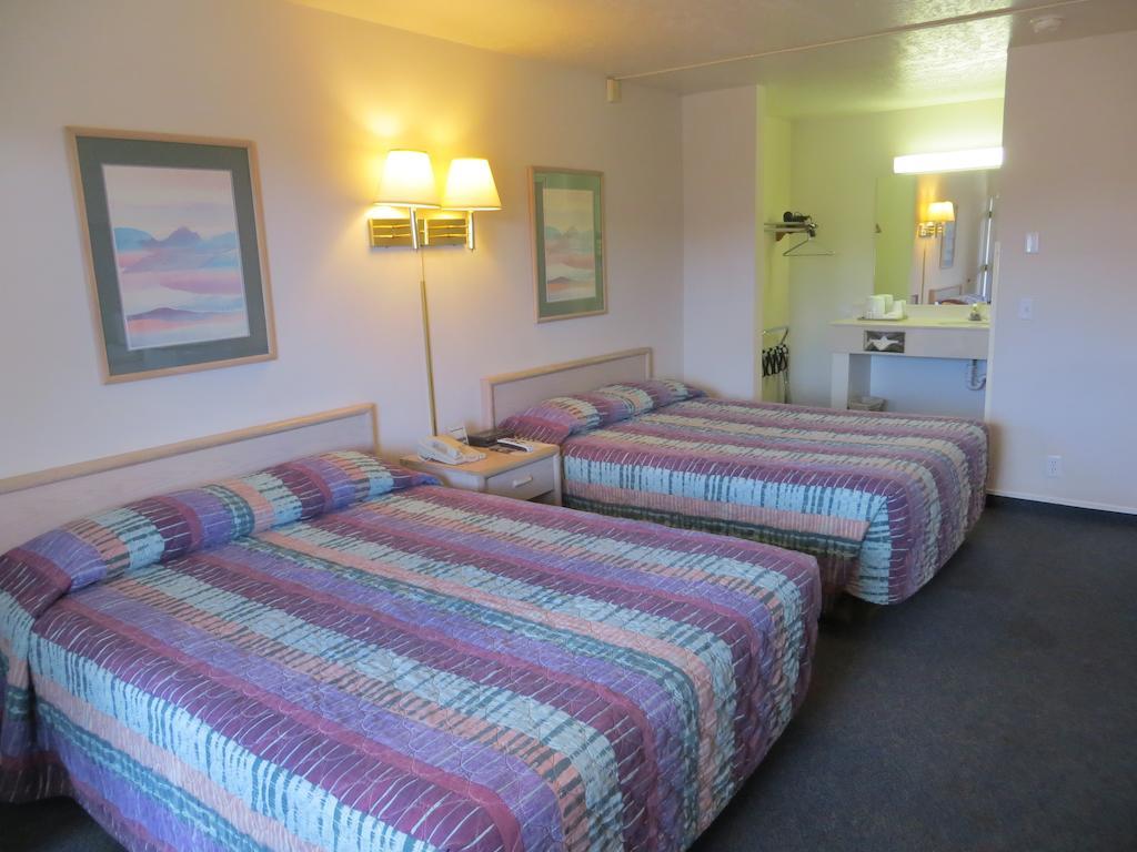 بلاندينغ Four Corners Inn الغرفة الصورة
